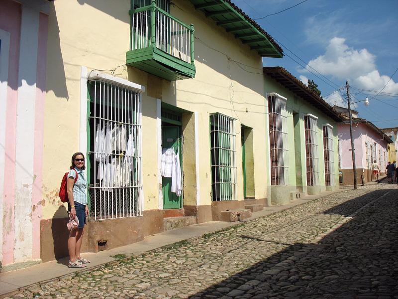 IMG_0066.jpg - Trinidad, rue de pavées et maisons colorées.