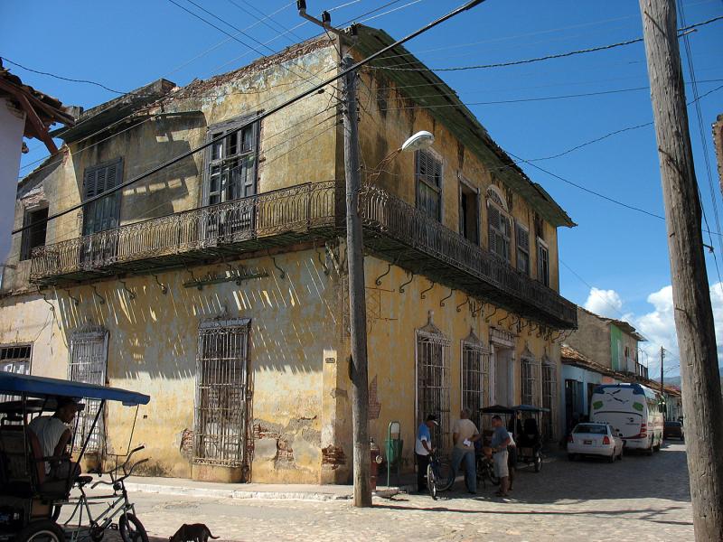 IMG_0257.jpg - et pour les cubains... 1/2 étoile?   ... une "Fábrica de Tabacos" maintenant fermée.