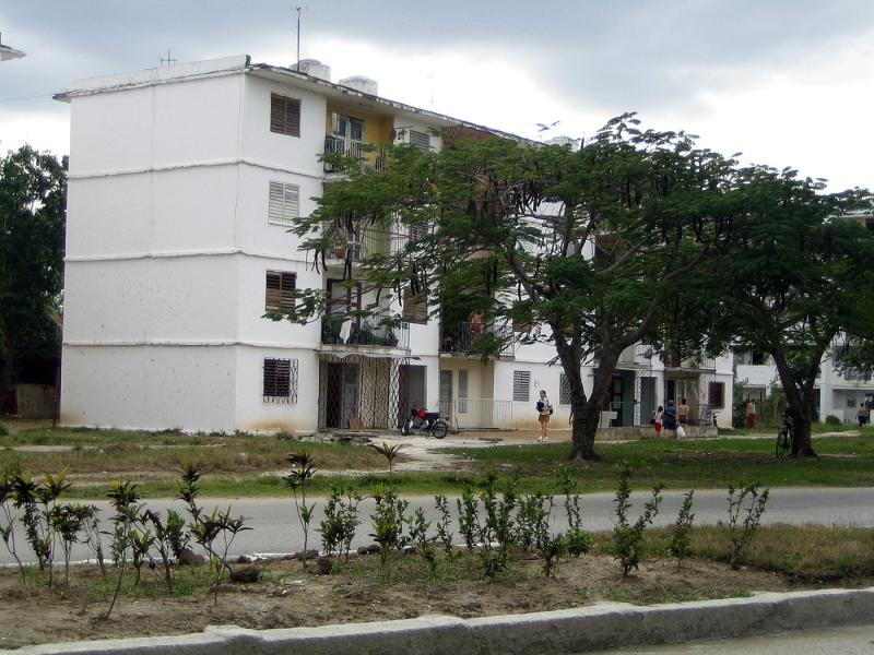 IMG_8961.jpg - blocs appartements à l'entrée de Trinidad