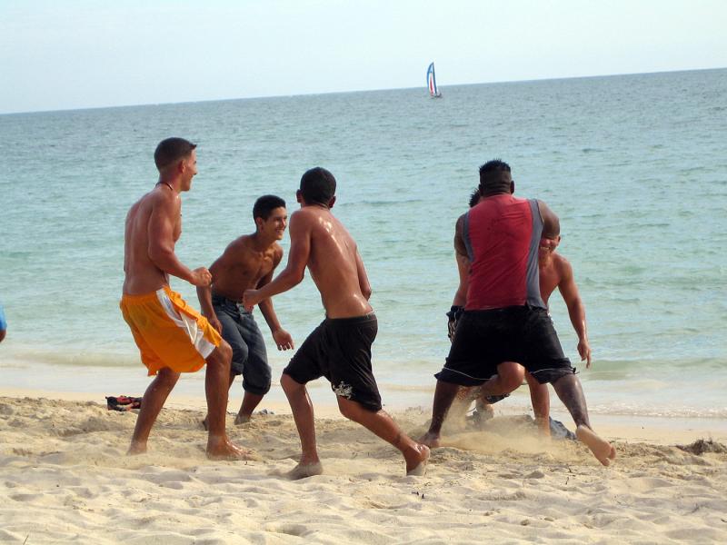 IMG_8818.jpg - les boys s'amusent à faire de la lutte sur la plage... Lynn se rince l'oeil