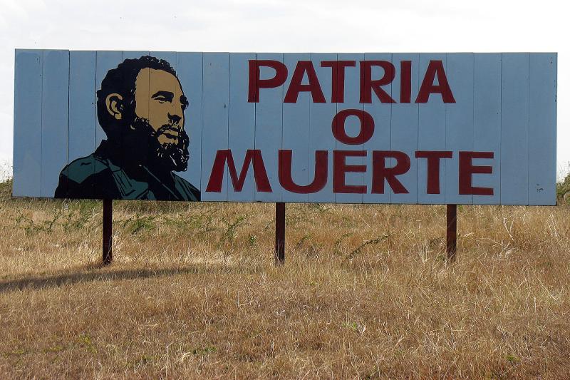 IMG_8990b.jpg - C'est la seule publicité qu'on trouve sur les routes de Cuba.