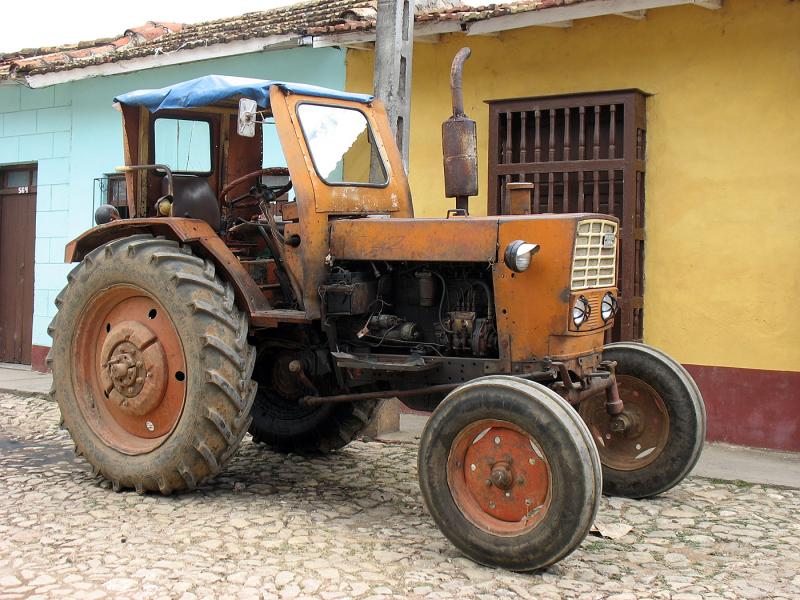 IMG_0104.jpg - un vieux tracteur russe?