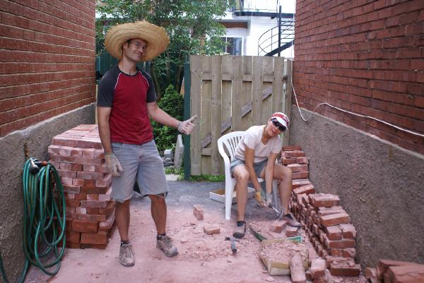 DSC09381.JPG - Corvé de nettoyage de briquesPhoto: Harri Lamminsalo