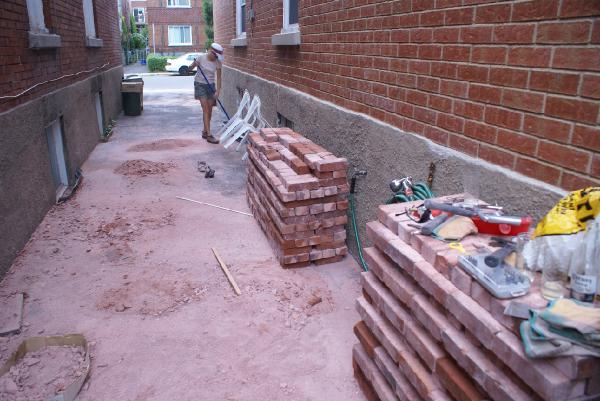 DSC09386.JPG - Corvé de nettoyage de briquesPhoto: Harri Lamminsalo