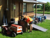 Il fait chaud, Lynn se refroidit le coco.
