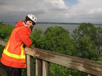 On admire la vue du fleuve.