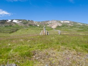 IMG_8180r Sur la route entre notre B&B (Guesthouse Borg-Njarðvík) et Borgarfjörður Eystri.- Wikipedia: Njarðvík (farm) or Njardvik (farm) is an ancient farm in northeast...