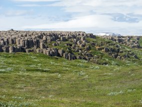 IMG_8296r On quitte Borgarfjörður Eystri. Destination Lac Mývatn. Pause photo de colonnes en pierres sur le chemin.