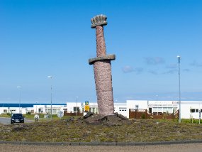 IMG_1401r Dans un rond-point à Keflavík