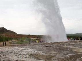 IMG_5717r Geyser Strokkur à Geysir - éruptions à toutes les 6 à 10 minutes.