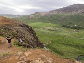 IMG_5766r Geyser Strokkur à Geysir - Vue de la vallée de l'autre côté de la colline.