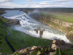 IMG_5849r Chutes de Gullfoss - Les chutes se déversent dans un ravin.
