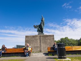 IMG_0936r Journée de marche aujourd'hui. On va voir le jardin botanique et la plage. On commence ici. Parc Arnarhóll - Reykjavík