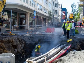 IMG_0938r Ici aussi y'a un gars qui travaille et trois qui regardent - Reykjavík