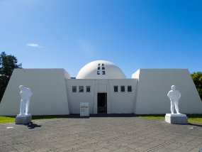 IMG_0966r Musée de la sculpture Ásmundur Sveinsson - Reykjavík - En se rendant au jardin botanique on est tombé dessus par hasard. Un beau jardin de sculptures.
