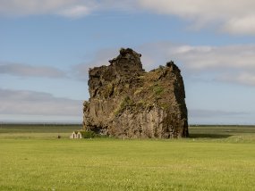 IMG_6444r Guesthouse Drangshlid - Grosse roche devant le guesthouse.