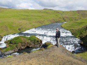 IMG_6562r Skógafoss - Autre chute derrière Skógafoss. Sur le sentier de hiking qui mène à la passe de Fimmvörðuháls située entre les glaciers Eyjafjallajökull et...