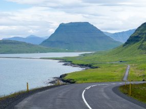 IMG_9718r On voit le mont Kirkjufell près de Grundarfjörður.