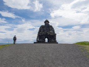 IMG_0038r Randonnée côtière à Arnarstapi - Statue de Bárðar Saga Snæfellsáss à ÓB Arnarstapi