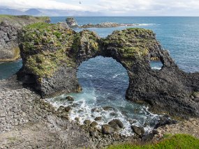 IMG_0046r Gatklettur - Un autre rocher percé, sur la côte à ÓB Arnarstapi