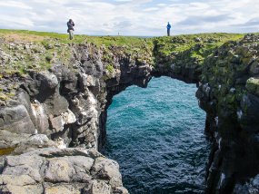 IMG_0146r Arnarstapi - Une grande arche au dessus de la mer